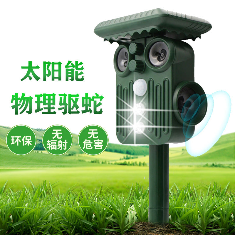 Green solar repellent staked in a grassy field emitting blue ultrasonic waves, with Chinese promotional text and three round eco-friendly badges.